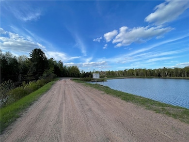 Main road entrance that crosses the dam