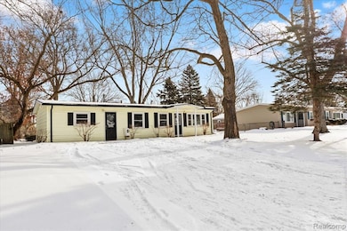 3771 Gainesborough Dr, Lake Orion, MI 48359 - photo 2