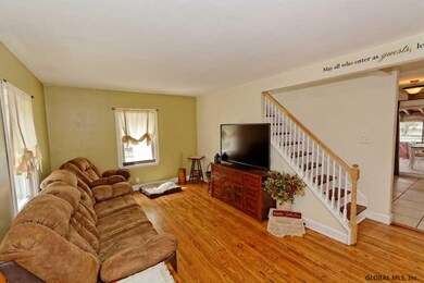 925 Mohegan Rd, Schenectady, NY 12309 - photo 4