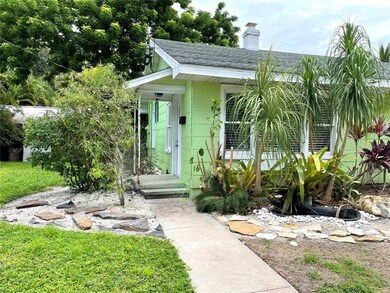 Back of house 1 Br / 1 Ba side