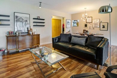 Living Room : Dining