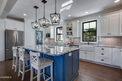 19_AmohiWay_179_Kitchen02