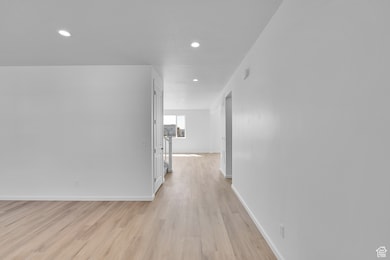 Picture of Model Hemingway, not of current listing.