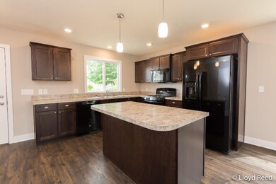 Kitchen Photo 2