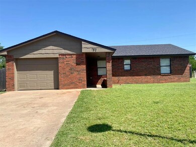 137 Elmwood Ave, Weatherford, OK 73096 - photo 2