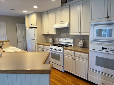 611 Wolcott Ave, Middletown, RI 02842 - photo 6