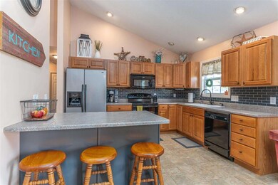 6604 Vine St, Davenport, IA 52806 - photo 2