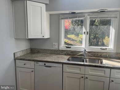 6877 Mclean Province Cir, Falls Church, VA 22043 - photo 3