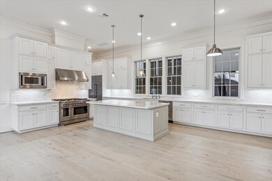 Spacious island kitchen with quarz counters and st
