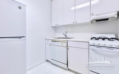 330 E 46th St unit 7G, New York, NY 10017 - photo 3