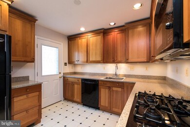 9647 Lindenbrook St, Fairfax, VA 22031 - photo 6