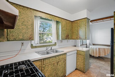 2110 N Fairmount St, Davenport, IA 52804 - photo 7