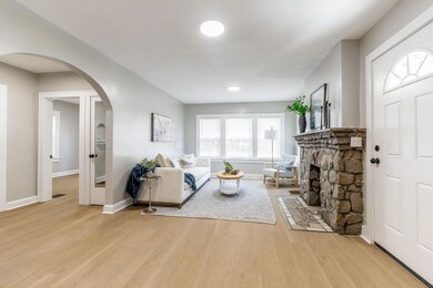 498 Whitethorne Ave (Living Room)-1
