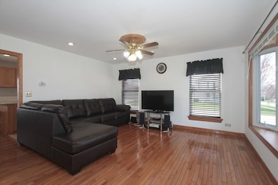 1811 Cambridge Dr, Carpentersville, IL 60110 - photo 4