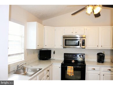 953 W Trenton Ave, Morrisville, PA 19067 - photo 5