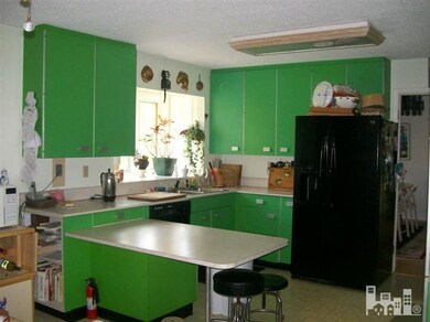 319 S Bickett St, Burgaw, NC 28425 - photo 2