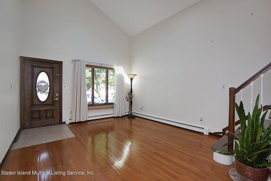 (6) LIVING ROOM