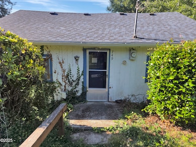 749 SE 2nd St, Toledo, OR 97391 - photo 4