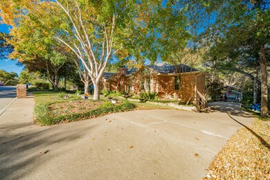 Front view of property and driveway