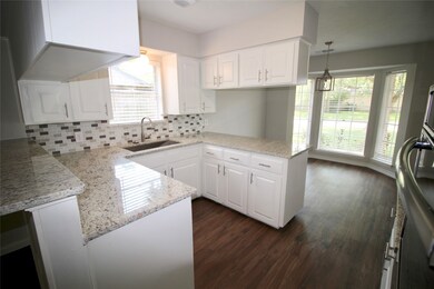 209 Mary Ann Dr, Friendswood, TX 77546 - photo 3