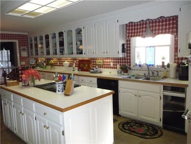 201 Greenbriar Ave, Shelbyville, TN 37160 - photo 2