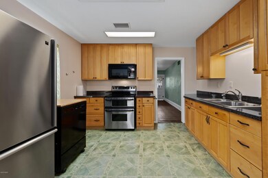 525 N Disston Ave, Tavares, FL 32778 - photo 6