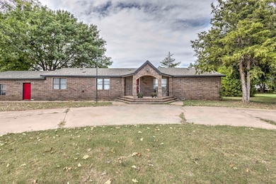 1202 N Pine St, Waurika, OK 73573 - photo 2