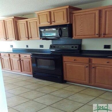 Large kitchen with lots of cabinets