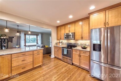 Gorgeous hardwood floors, wood shaker cabinetry se