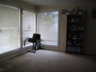 Living oom Corner Windows Upper