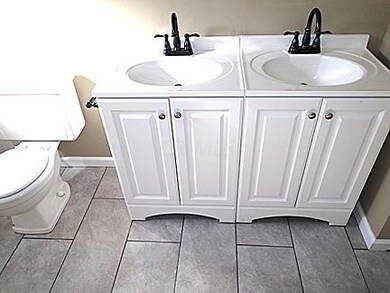 4909 Dunlap - main bath 1.jpg
