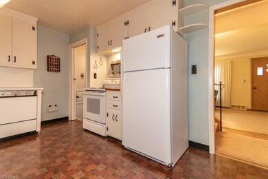 2216 E 290th St, Wickliffe, OH 44092 - photo 7