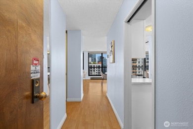 Royal Crest unit 2505, Seattle, WA 98121 - photo 3