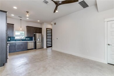 Kitchen with appliances with stainless steel fini