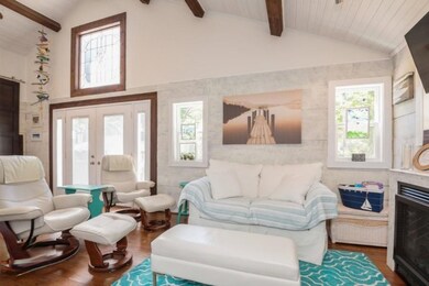04_22SBarkerStreet_1_FamilyRoom_LowRes