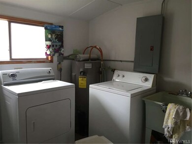 1129 Water St, Raymond, WA 98577 - photo 5