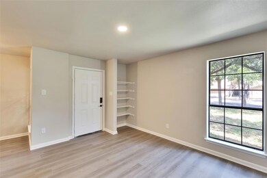 Living Room/Entrance 