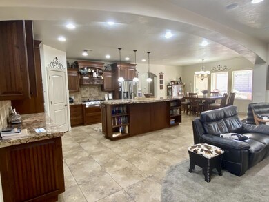 Kitchen & Dining