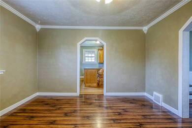 livingroom approx 12'7