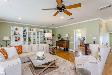 Very spacious living room with built in for storag