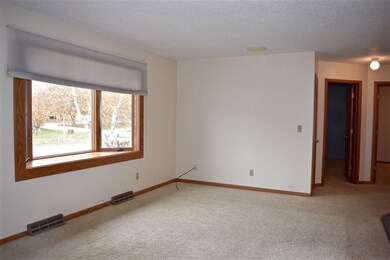 4011 Jodi Dr, Waterloo, IA 50701 - photo 5