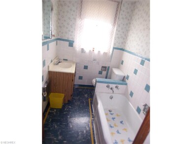 This is the upstairs bathroom, still clean as a wh