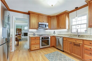 Eat-in Kitchen with Granite Countertops, Stainless