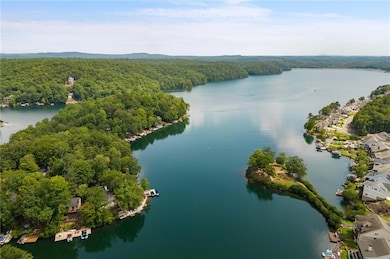 Birds eye view of property featuring a forest view