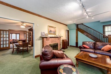 Living Room 21'5' x 14'11'