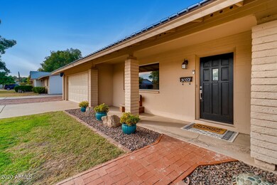 3022 E Sierra St Phoenix AZ-large-002-00