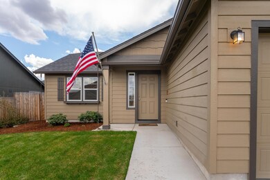 3132 SW Deschutes Ave, Redmond, OR 97756 - photo 3