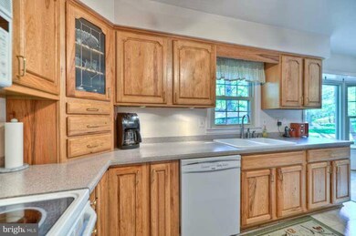 13102 Rounding Run Cir, Herndon, VA 20171 - photo 3