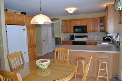 6950 Suzanne Ct, Schenectady, NY 12303 - photo 4