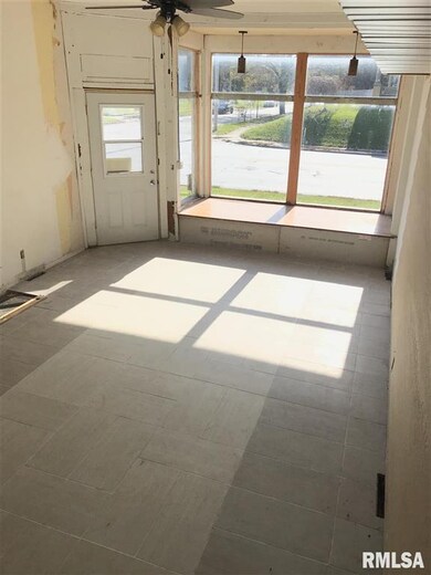 902 Locust St, Davenport, IA 52804 - photo 3